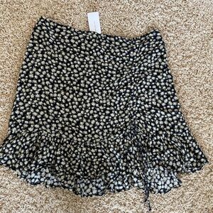 NWT American Eagle Lightweight Ruffle Skirt Black with Daisies Medium